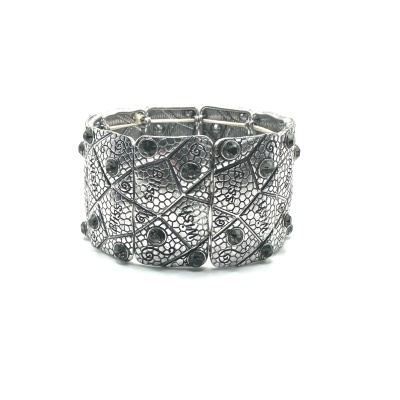 Pulseira prateada larga com pedras pretas em fundo branco