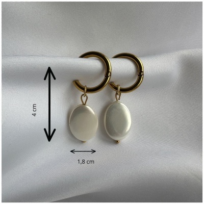 Brincos dourados com pendente oval branco perolado sobre tecido branco