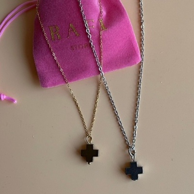 Dois colares com pendentes em forma de cruz e bolsa rosa de veludo RAEPE