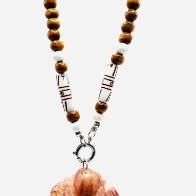 colar com contas de madeira e pendente em forma de concha