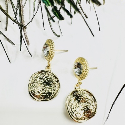 Brincos dourados com pedra clara e pendente circular texturado