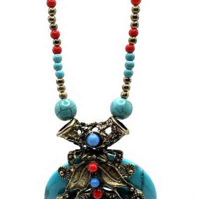 Colar com contas pequenas azuis, vermelhas e douradas e pendente azul turquesa com detalhes metálicos.