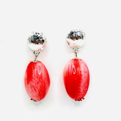 Par de brincos com base prateada e pendente oval vermelho