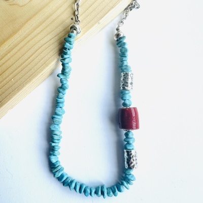 Colar de contas azuis, prateadas e vermelhas com fecho prateado