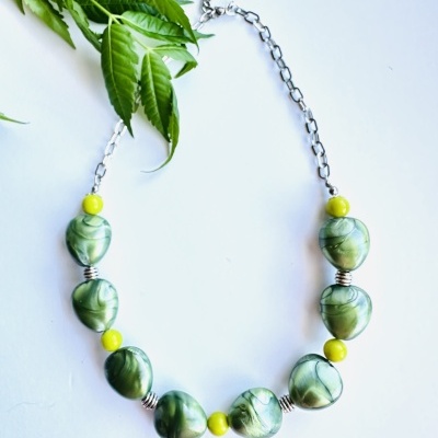 Colar com contas verdes marmoreadas e pequenas contas amarelas em correntes prateadas