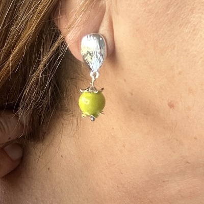 Brinco pendente prata com esfera verde