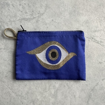 Necessaire azul com estampa de olho branco, azul e dourado