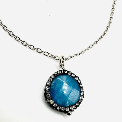 Colar com pendente redondo azul rodeado por cristais