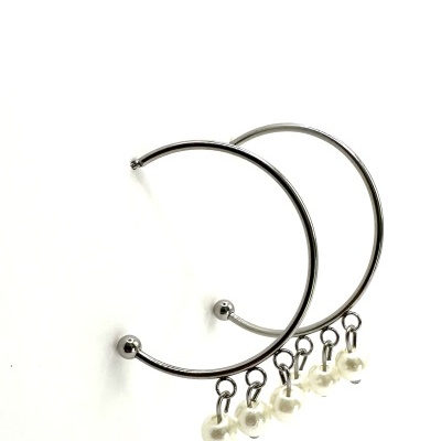 Brincos tipo argola prateados com pendentes de bolinhas brancas