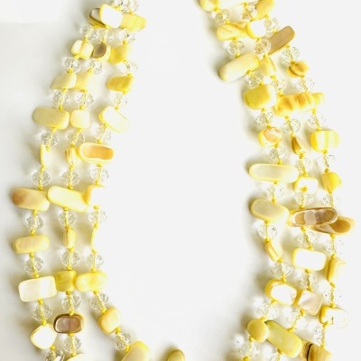 Colar com pedras amarelas naturais em três fios e fecho dourado