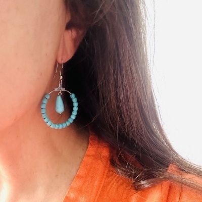 Brinco pendente azul com argola de contas e pingente gota.