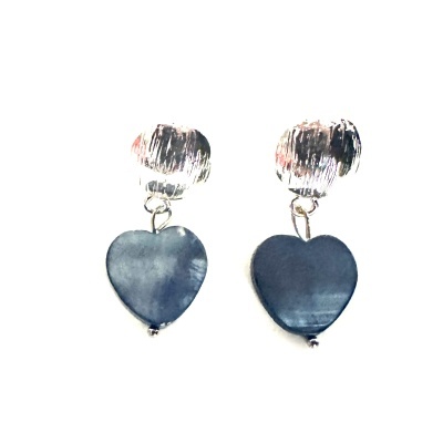 Brincos prateados com coração azul-escuro pendente em fundo branco