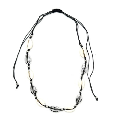 Colar de búzios naturais e contas metálicas em cordão preto
