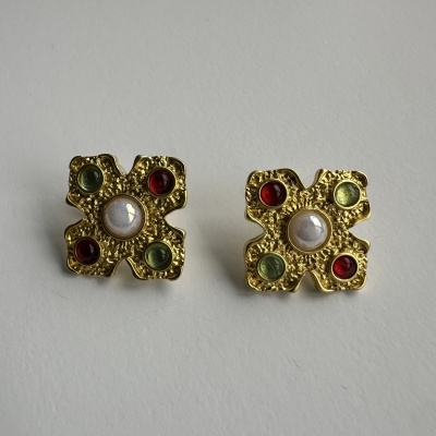 Brincos quadrados dourados com pedras coloridas e pérola central