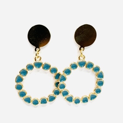 Brincos com pedras azuis em aro circular dourado e base preta
