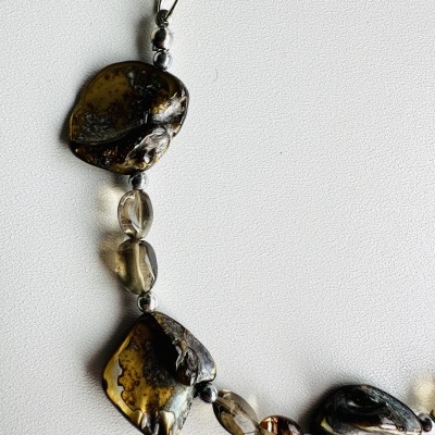 Colar com pedras marmoreadas castanhas e pretas e contas ovais translúcidas castanhas