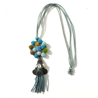 Colar com pendente colorido e tassel azul