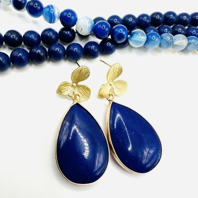 Brincos gota azul com flor dourada e colar de contas azuis