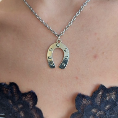 Colar prateado com pendente de ferradura