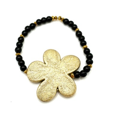 Bracelete com conta preta e pendente flor dourada