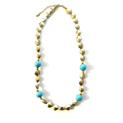 Colar com contas douradas e azuis sobre fundo branco