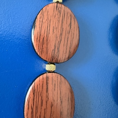 Colar com peças ovais em imitação de madeira castanha e separadores dourados