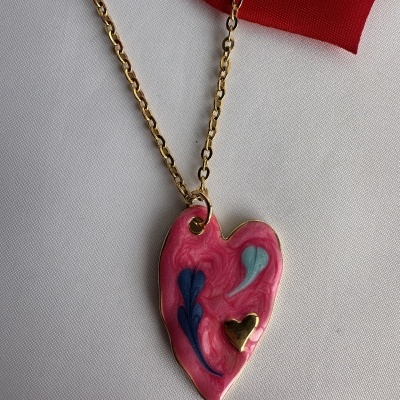 Colar com pendente em forma de coração cor-de-rosa com desenhos azuis e coração dourado