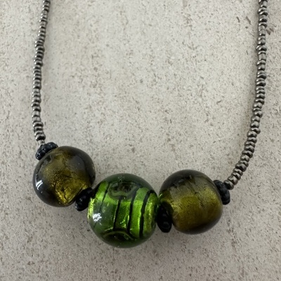 Colar com contas de vidro verde e âmbar e pequenas contas prateadas