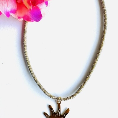 Colar dourado com pendente castanho em forma de estrela e flor artificial colorida