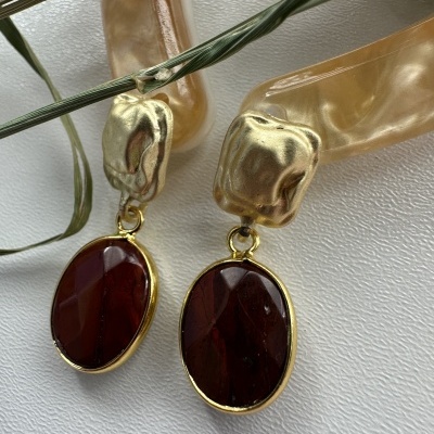 Brincos dourados com pedras castanhas e argolas translúcidas bege