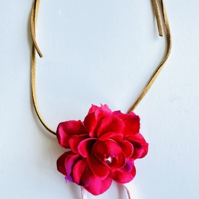 Colar com cordão castanho e flor vermelha de tecido