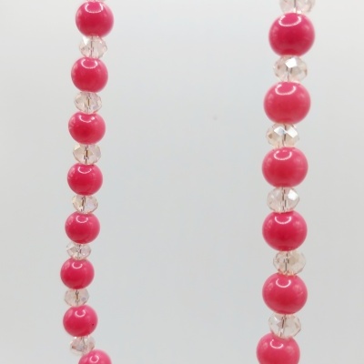 Colar com contas cor-de-rosa e transparentes e pingente branco