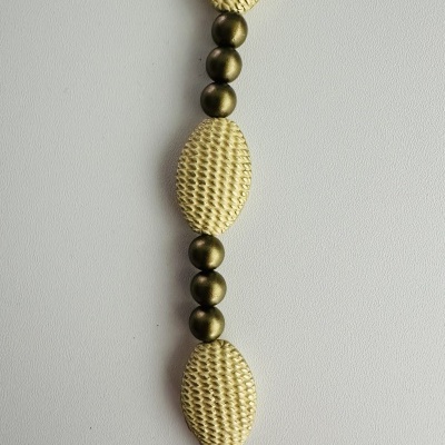 Colar com contas ovais creme texturizadas e esferas metálicas bronze