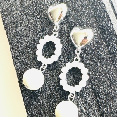 Brincos prateados com coração, anel circular e bola branca