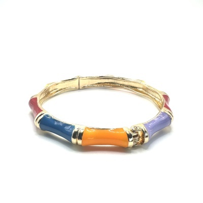 Pulseira dourada com segmentos coloridos esmaltados em azul, laranja, lilás e vermelho