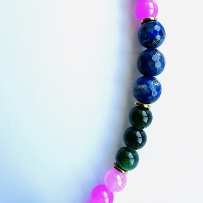 Pulseira colorida com contas redondas em vários tons e detalhes dourados