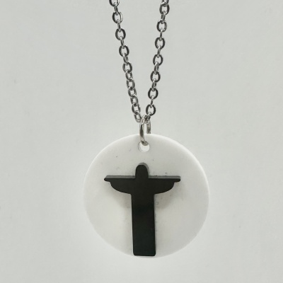 Colar com pendente redondo branco e silhueta preta do Cristo Redentor.