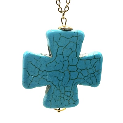 Colar com pendente em pedra azul turquesa em forma de cruz com detalhes dourados