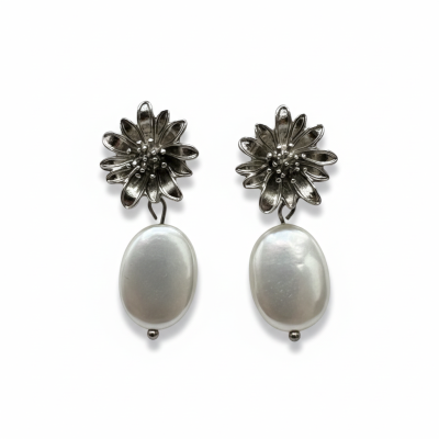 Brincos com flores em metal prateado e pérolas ovaladas brancas