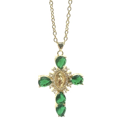 Colar dourado com pendente em forma de cruz com pedras verdes e brilhantes