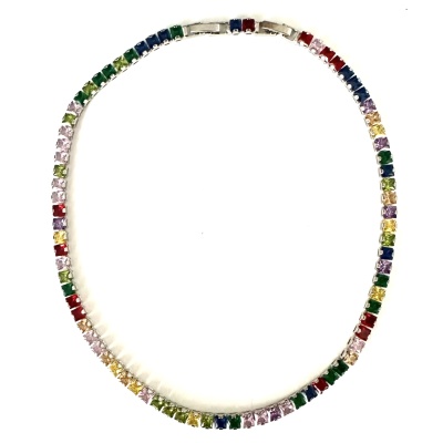 Colar colorido com pedras quadradas de várias cores em fundo branco