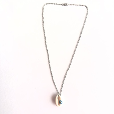 Colar prateado com pendente concha branca e olho turco azul