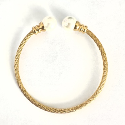 Pulseira dourada com pérolas nas extremidades