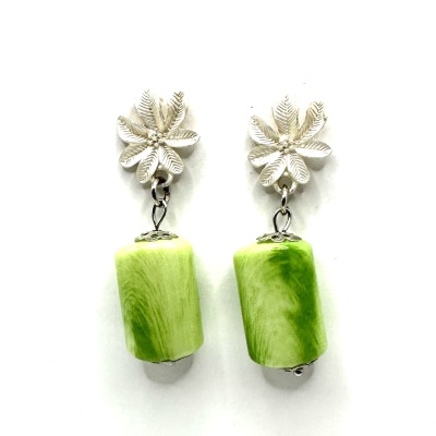 Brincos flor metálica prateada com pendente verde claro cilíndrico
