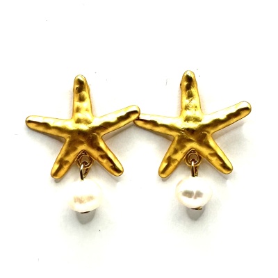 Brincos estrelas do mar douradas com pérolas penduradas.