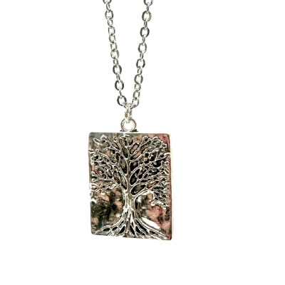 Colar com pendente retangular decorado com árvore da vida e corrente prateada