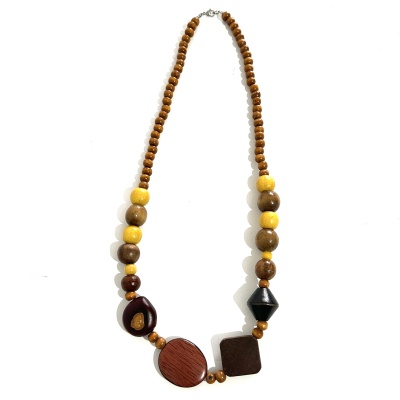 Colar artesanal com contas de madeira em diversos tons castanho, amarelo e preto