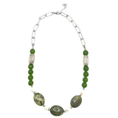 Colar com corrente prateada, contas verdes e pedras ovais cinza-esverdeadas