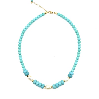 Colar com contas turquesa e pérolas com fecho dourado