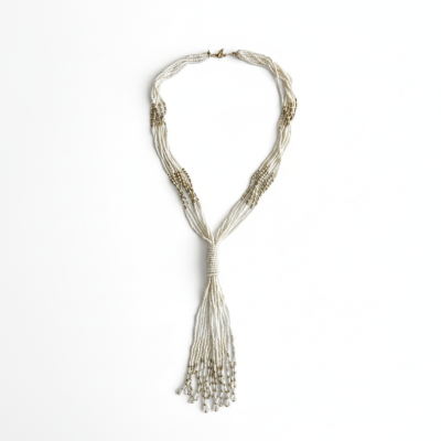 Colar de contas brancas e douradas com franjas